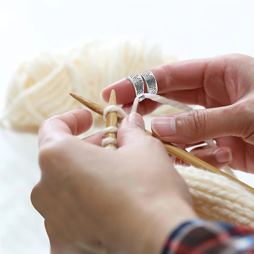 Anello regolabile guida filo per uncinetto/ maglia ‒ knitting loop finger ring aperto, strumento per mantenere tensione filo