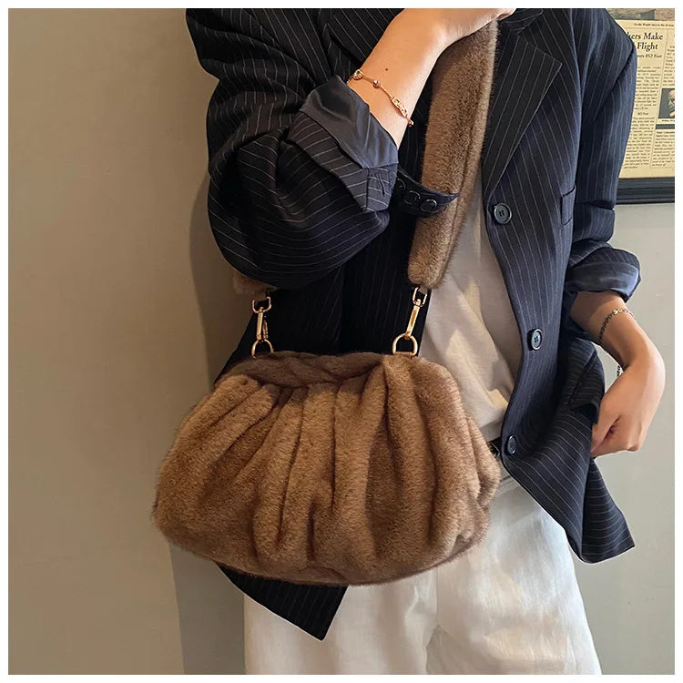 Borsa Crossbody Fluffy Cloud in Ecopelliccia – Clutch Imbottita d’Inverno per Donna, Versatile e Morbida