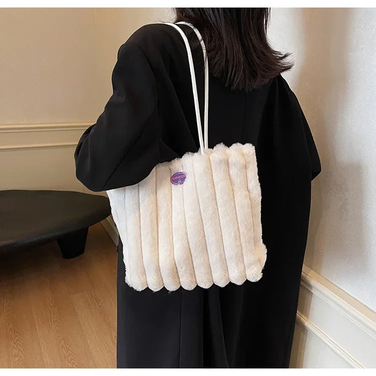 Tote bag a righe in peluche – borsa capiente e soffice per inverno 2025