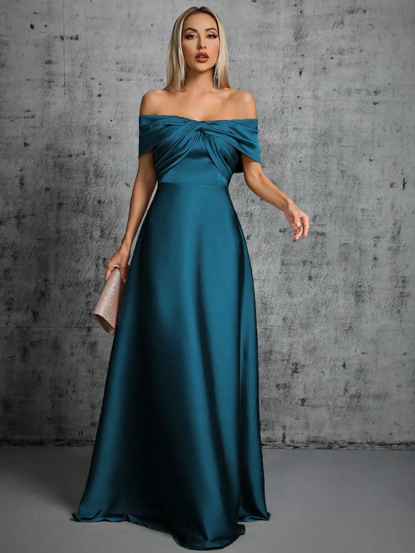 Abito Elegante Lungo in Satin con Plissé – Scollo Irregolare e Look da Cerimonia
