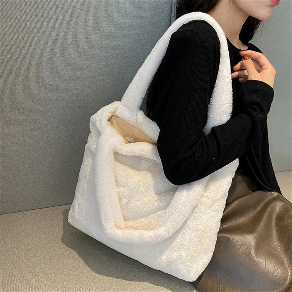Underarm plush bag in faux fur – borsa inverno Tendenza Fuzzy Tote