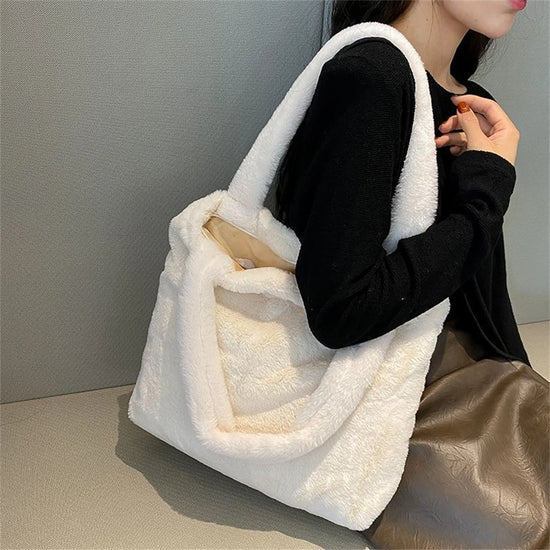 Underarm plush bag in faux fur – borsa inverno Tendenza Fuzzy Tote