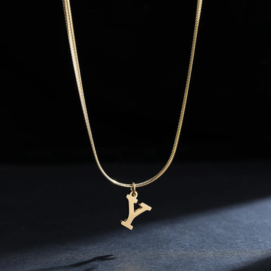 Collana iniziale A–Z in acciaio placcato oro con snake chain – pendente minimal su collare clavicolare