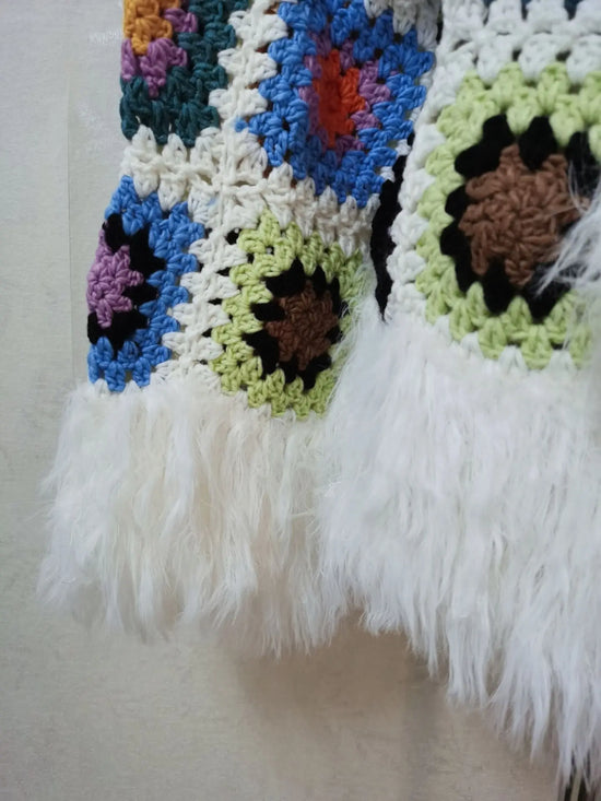 Cardigan lungo boho con frange e patchwork floreale – cardigan crochet con tasselli e texture shaggy dai colori vividi