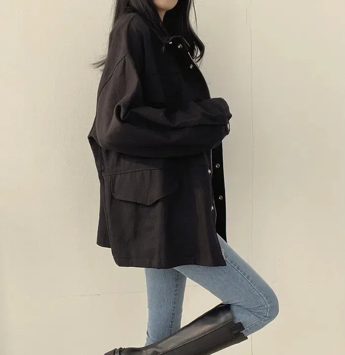 Giacca utility donna retro ‒ jacket con coulisse in vita, tasche, look chic autunno 2025