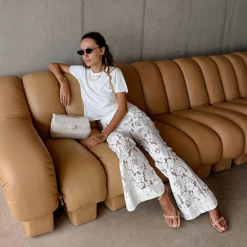 Pantaloni flare bianchi a vita alta in pizzo floreale – Estate 2025