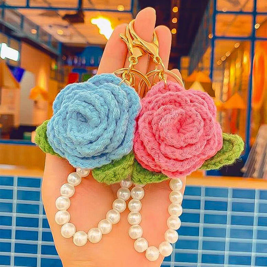 Portachiavi rosa all’uncinetto handmade – con perle e foglia crochet, charm elegante per borse e chiavi
