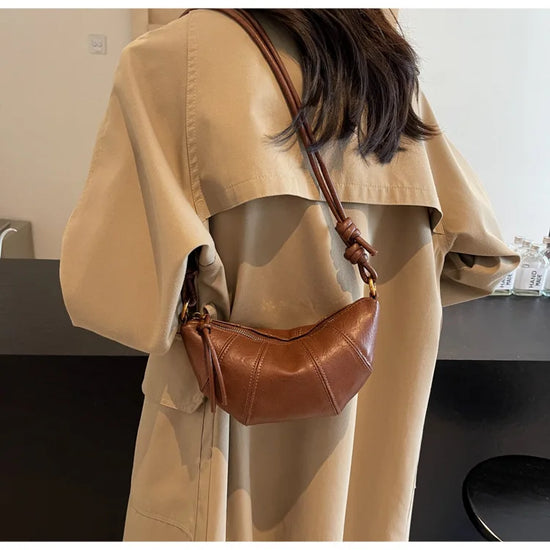 Borsetta baguette crossbody in velluto 2025 – stile western, zip e look raffinato minimal