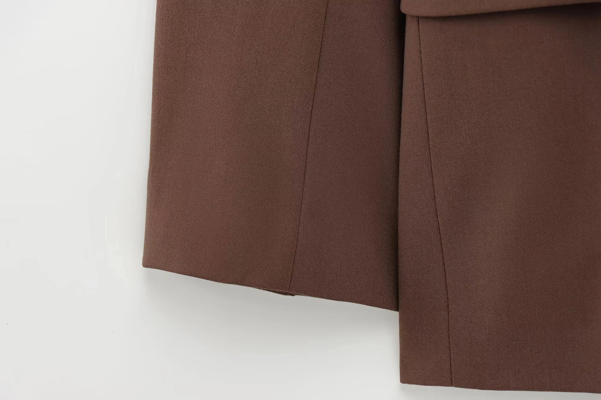 Completo donna ufficio 2025 ‒ blazer “shrug” + pantaloni lunghi dritti, stile elegante casual con cintura, perfetto