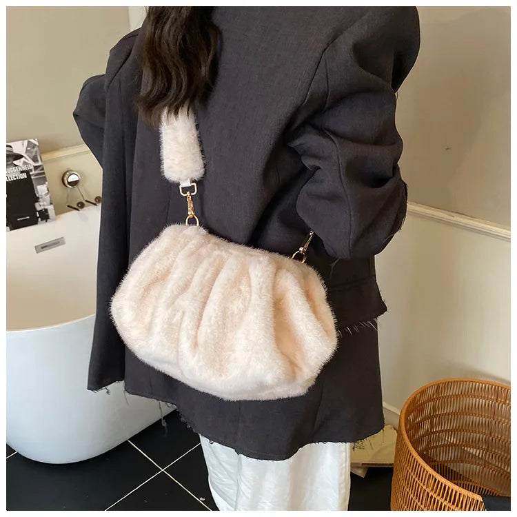 Borsa Crossbody Fluffy Cloud in Ecopelliccia – Clutch Imbottita d’Inverno per Donna, Versatile e Morbida