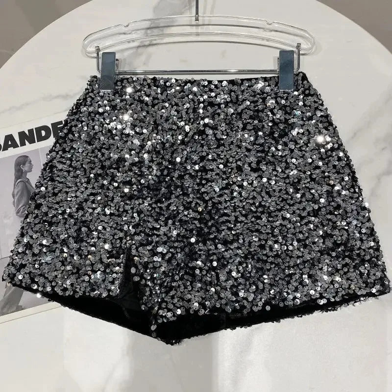 Shorts da donna “Spice Girls” con strass, zip frontale e dettagli suède – look glam estivo 2025