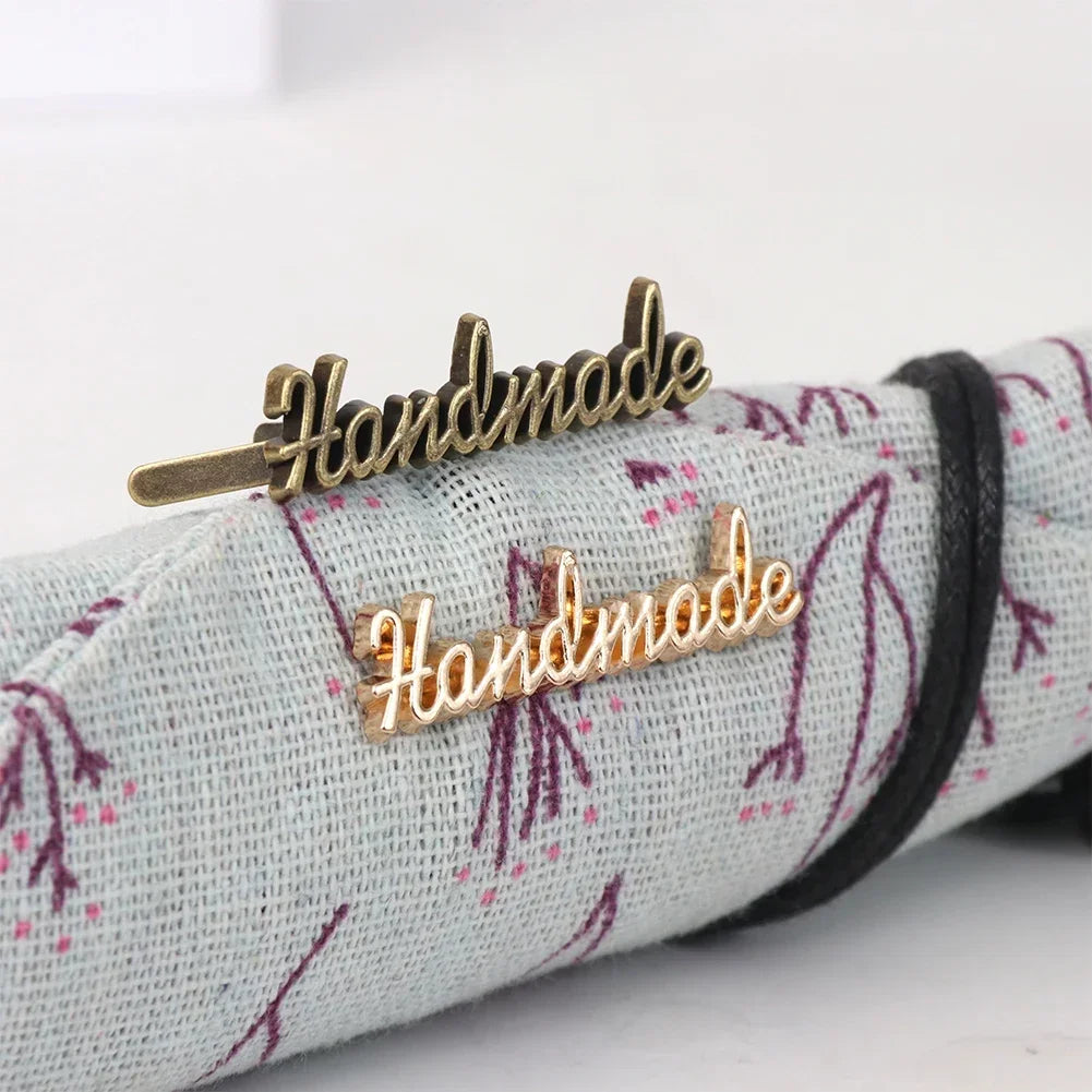 10Pcs Handmade etichette in metallo fatte a mano – Personalizzazione per abbigliamento, scarpe, borse e progetti