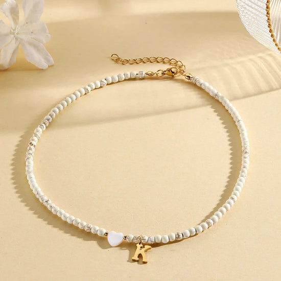 Choker boho con perline, cuore in conchiglia e iniziale in acciaio – collana personalizzata stile 2025