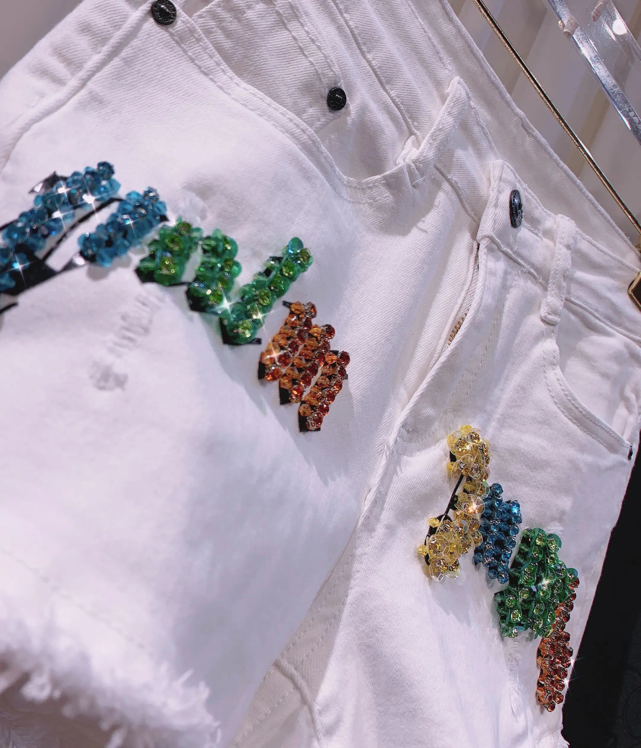 Shorts donna vita alta elasticizzati con strass – denim bianco slim fit per l’estate 2025