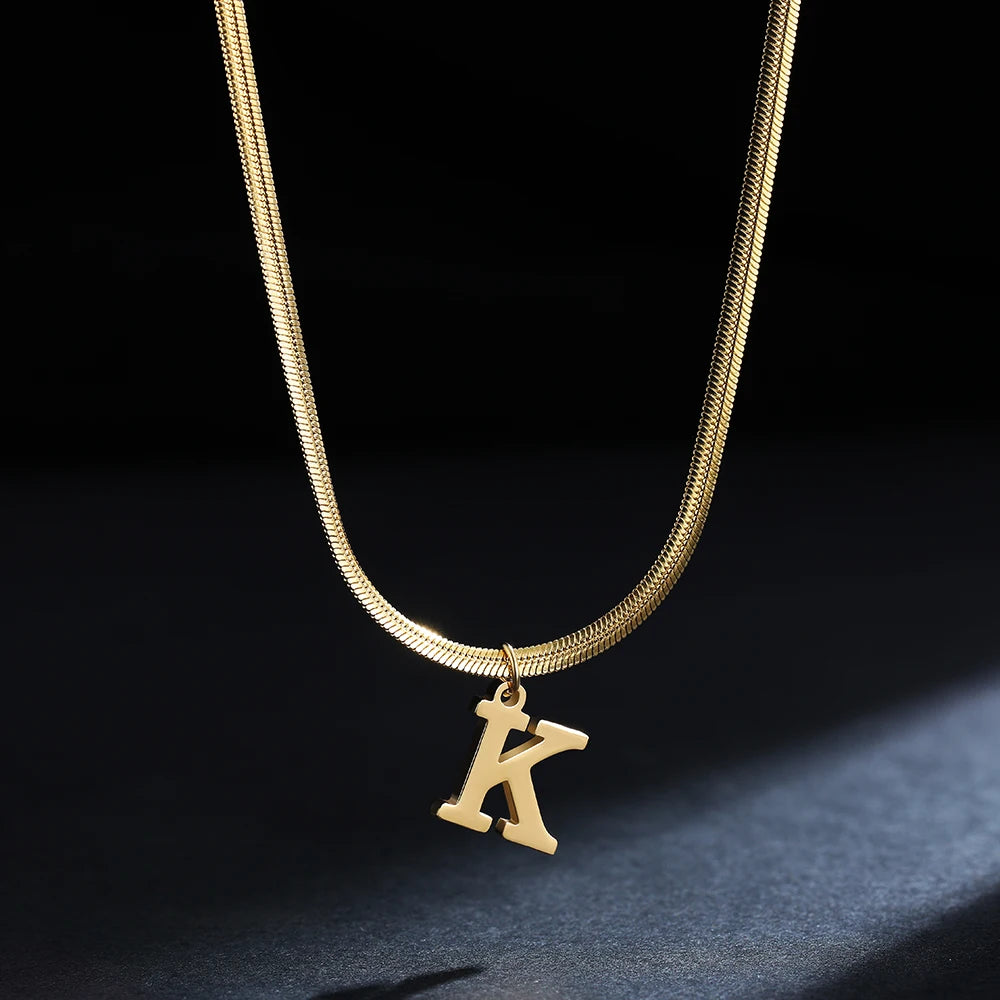 Collana iniziale A–Z in acciaio placcato oro con snake chain – pendente minimal su collare clavicolare