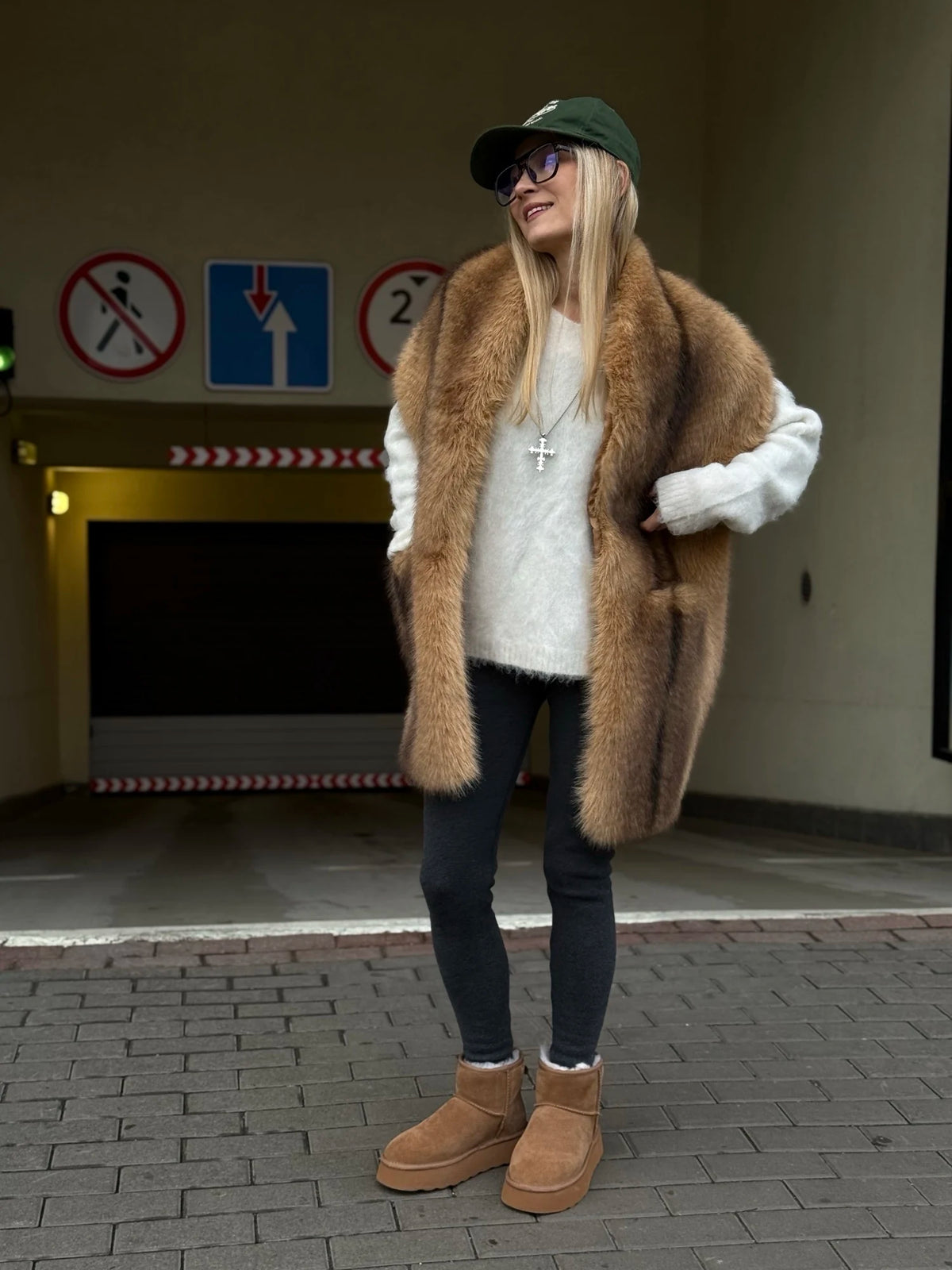 Sciarpa donna in pelliccia sintetica con tasche marrone