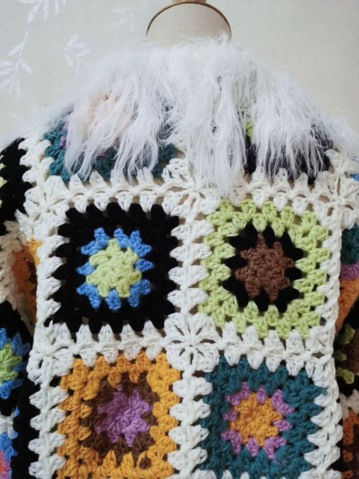 Cardigan lungo boho con frange e patchwork floreale – cardigan crochet con tasselli e texture shaggy dai colori vividi