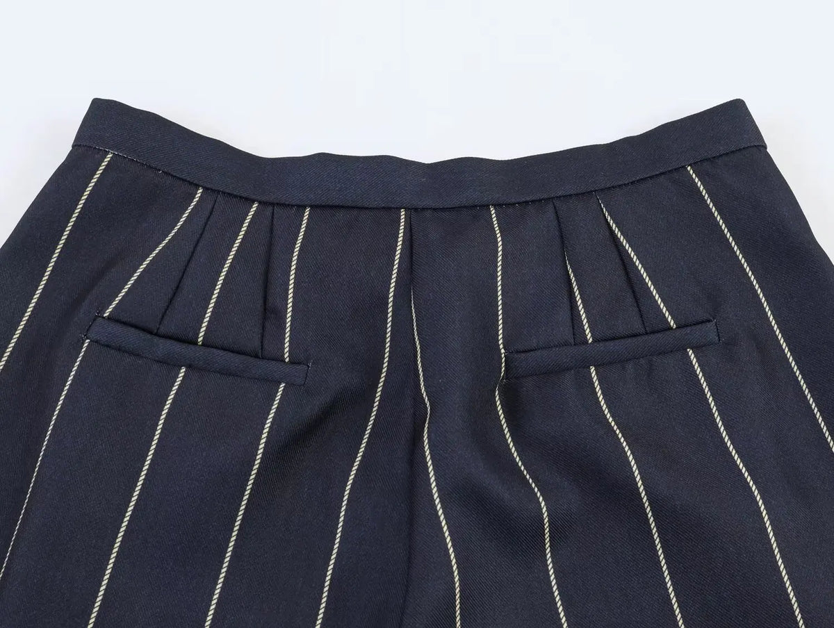 Completo donna a righe con giacca corta e pantaloni dritti