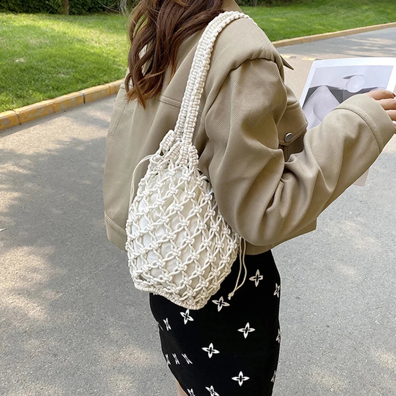 Borsa a secchiello in paglia intrecciata a mano – con coulisse e tracolla, perfetta per spiaggia e shopping