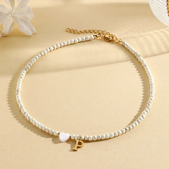 Choker boho con perline, cuore in conchiglia e iniziale in acciaio – collana personalizzata stile 2025