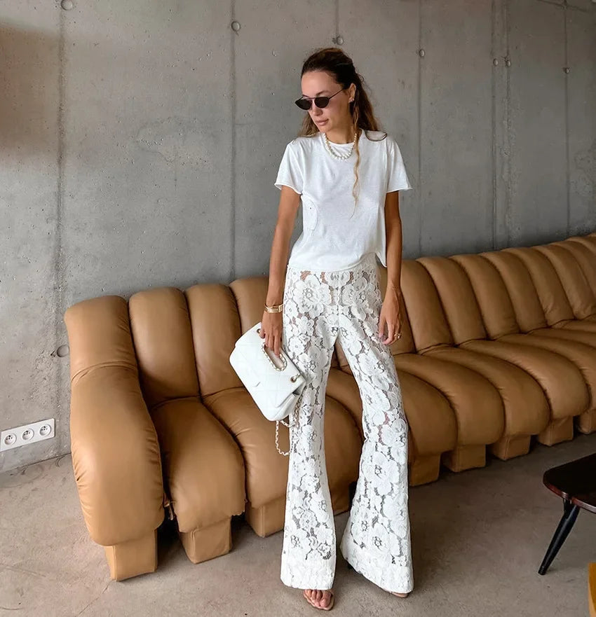 Pantaloni flare bianchi a vita alta in pizzo floreale – Estate 2025