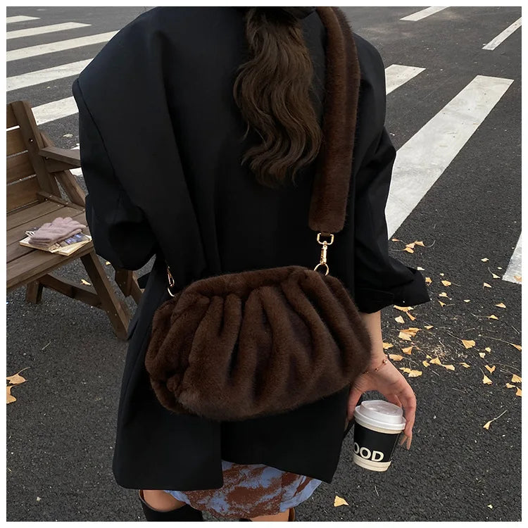 Borsa Crossbody Fluffy Cloud in Ecopelliccia – Clutch Imbottita d’Inverno per Donna, Versatile e Morbida