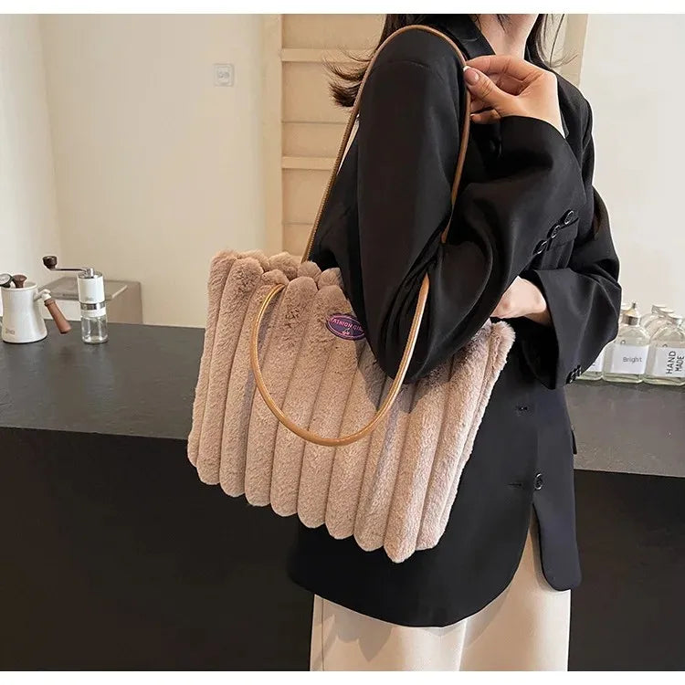 Tote bag a righe in peluche – borsa capiente e soffice per inverno 2025