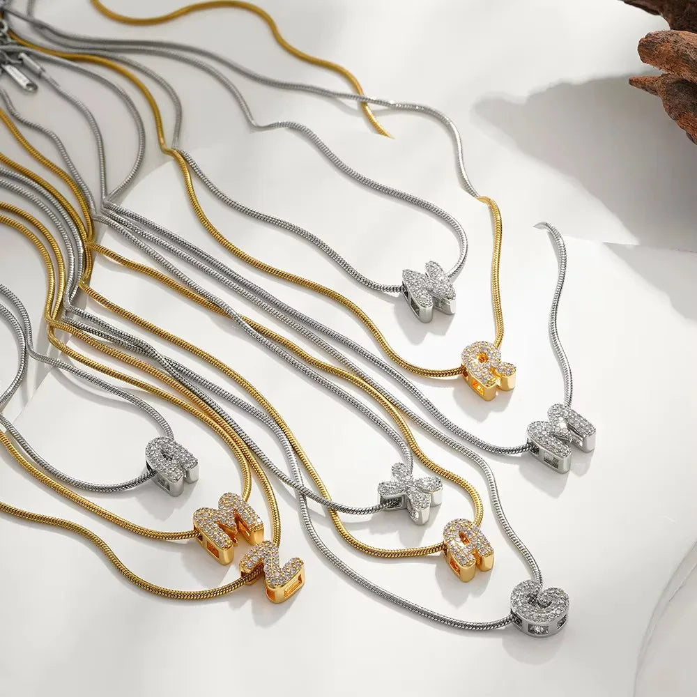 Collana iniziale personalizzabile A–Z con pavé di zirconi – acciaio, elegante