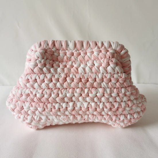 Clutch “Cloud Bag” in Crochet Fatta a Mano – Borsa Donna Soffice e Originale con Stile a Nuvola