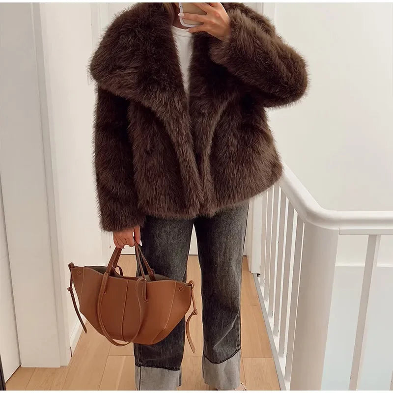 Pelliccia corta donna marrone con collo a rever