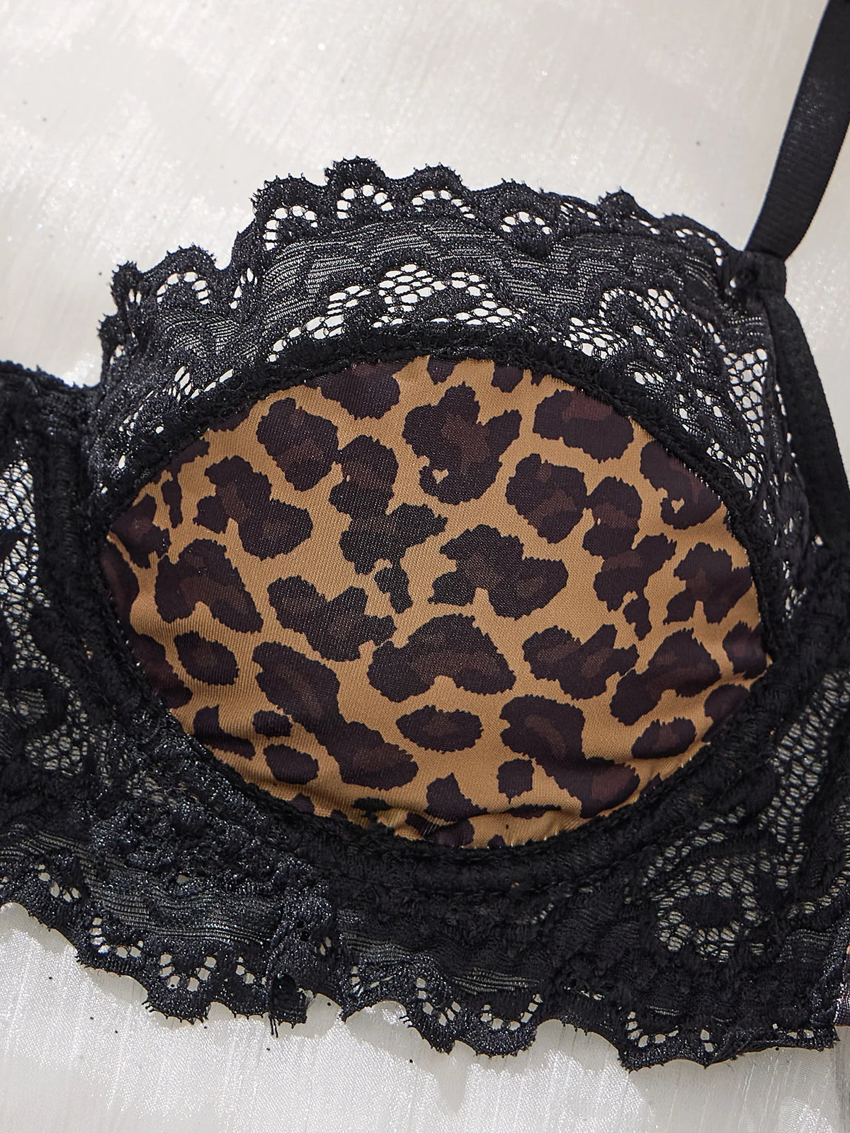 Completo intimo leopardato con reggiseno e perizoma