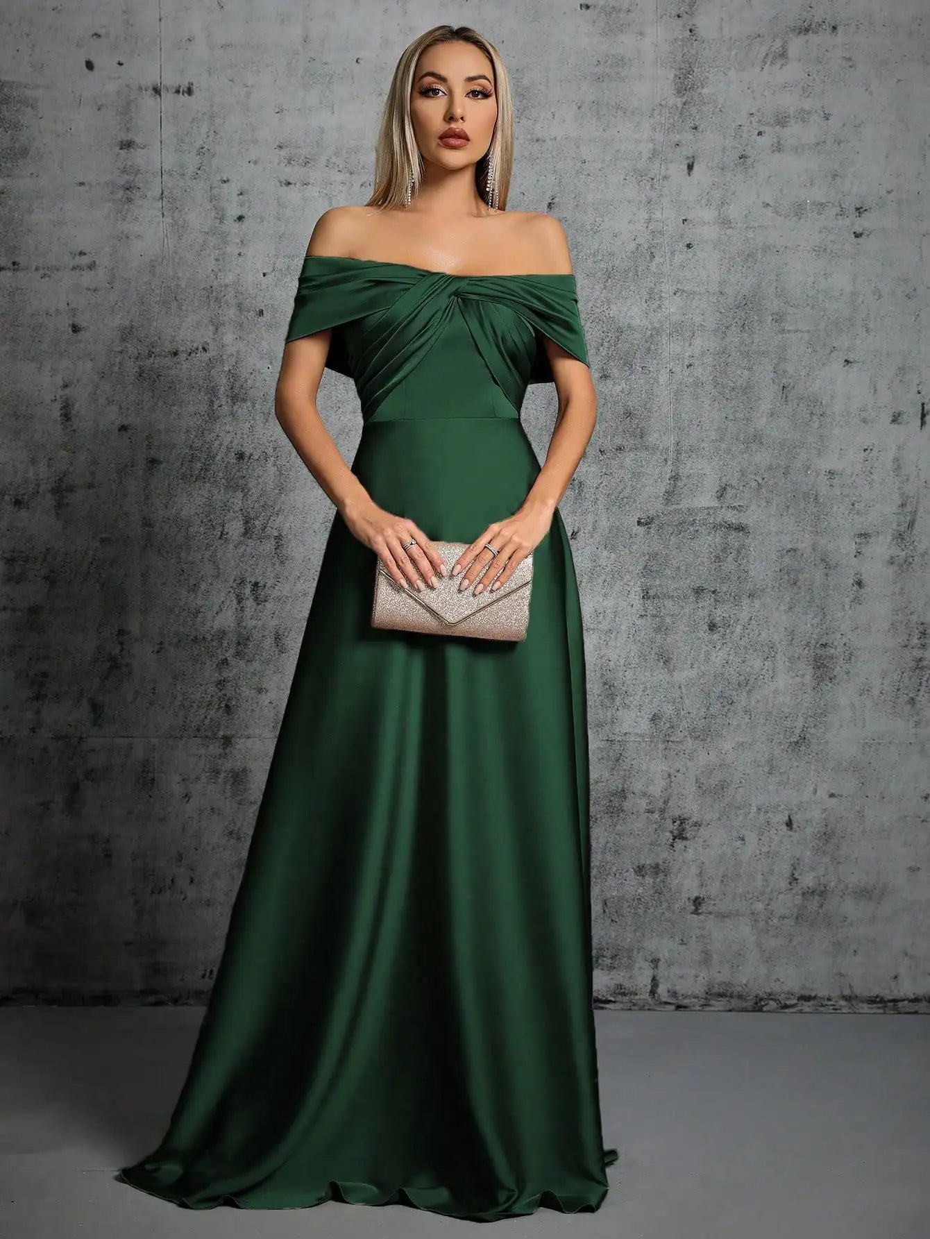 Abito Elegante Lungo in Satin con Plissé – Scollo Irregolare e Look da Cerimonia