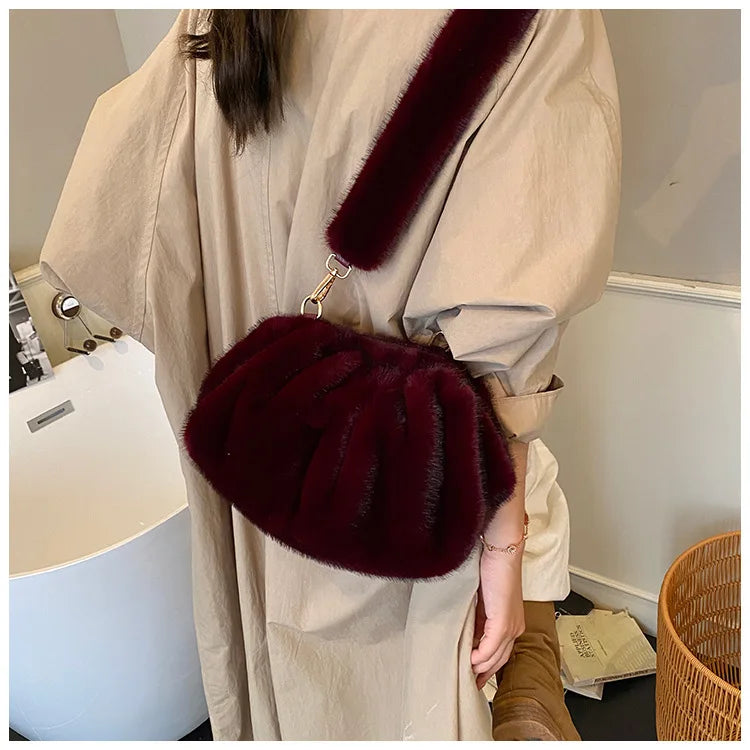 Borsa Crossbody Fluffy Cloud in Ecopelliccia – Clutch Imbottita d’Inverno per Donna, Versatile e Morbida