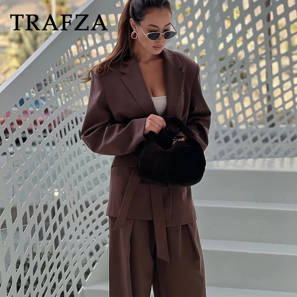 Completo donna ufficio 2025 ‒ blazer “shrug” + pantaloni lunghi dritti, stile elegante casual con cintura, perfetto