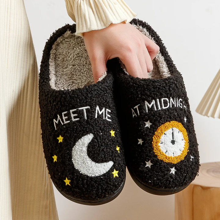 Ciabatte donna “midnight” con luna e orologio – pelose, antiscivolo e chic per casa 2025