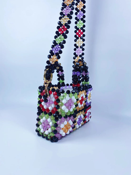 Borsa con perline colorata intrecciata donna – borsa a mano handmade stile Little Red Book elegante e trendy 2025