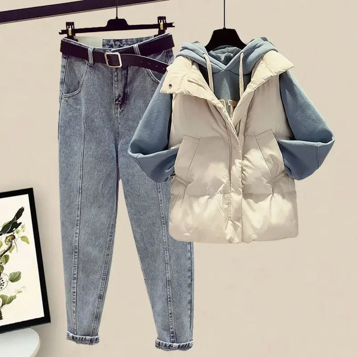 Set 3 pezzi donna: gilet corto in jeans, pantaloni e cintura – look versatile per autunno/inverno 2025
