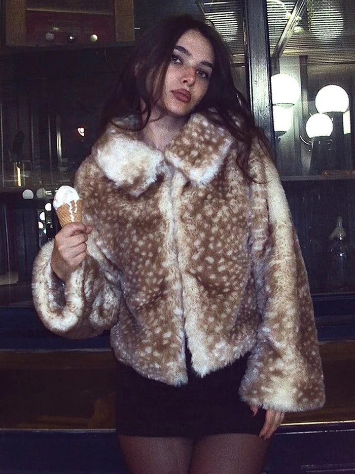 Giacca corta in pelliccia sintetica con stampa leopardata e colletto a revers – giacca donna chic per l'inverno 2025