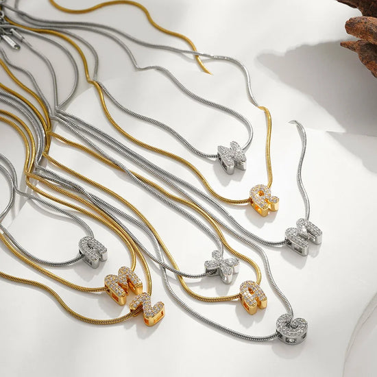 Collana iniziale personalizzabile A–Z con pavé di zirconi – acciaio, elegante