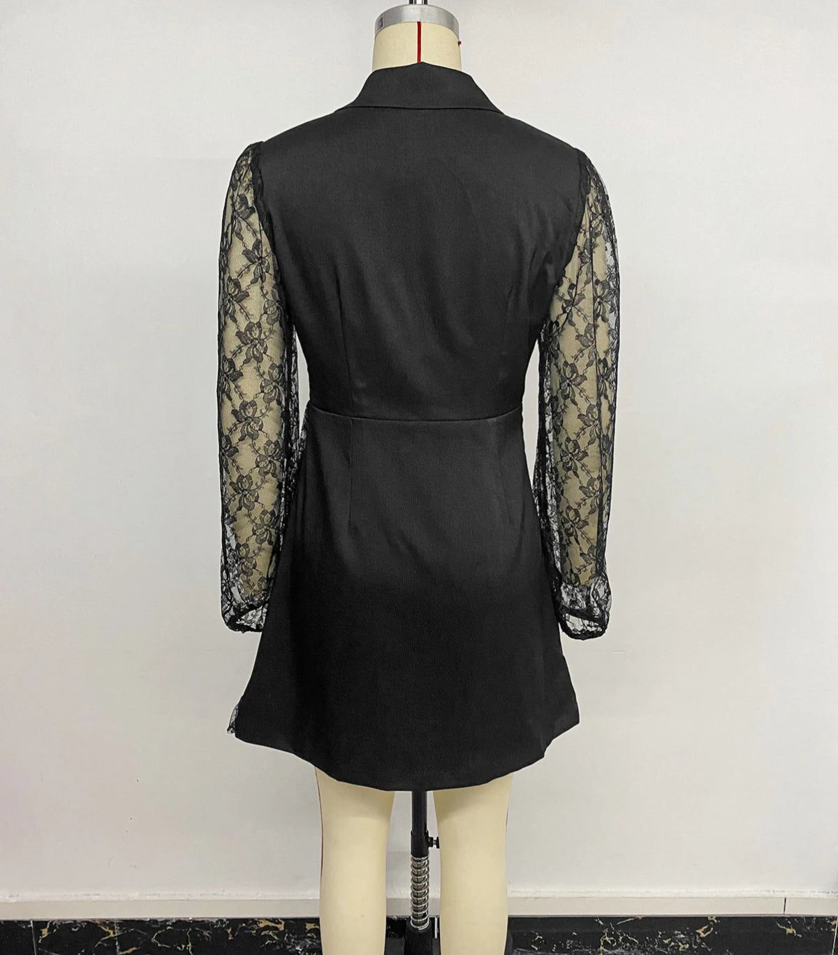 Abito blazer nero con pizzo e maniche lunghe