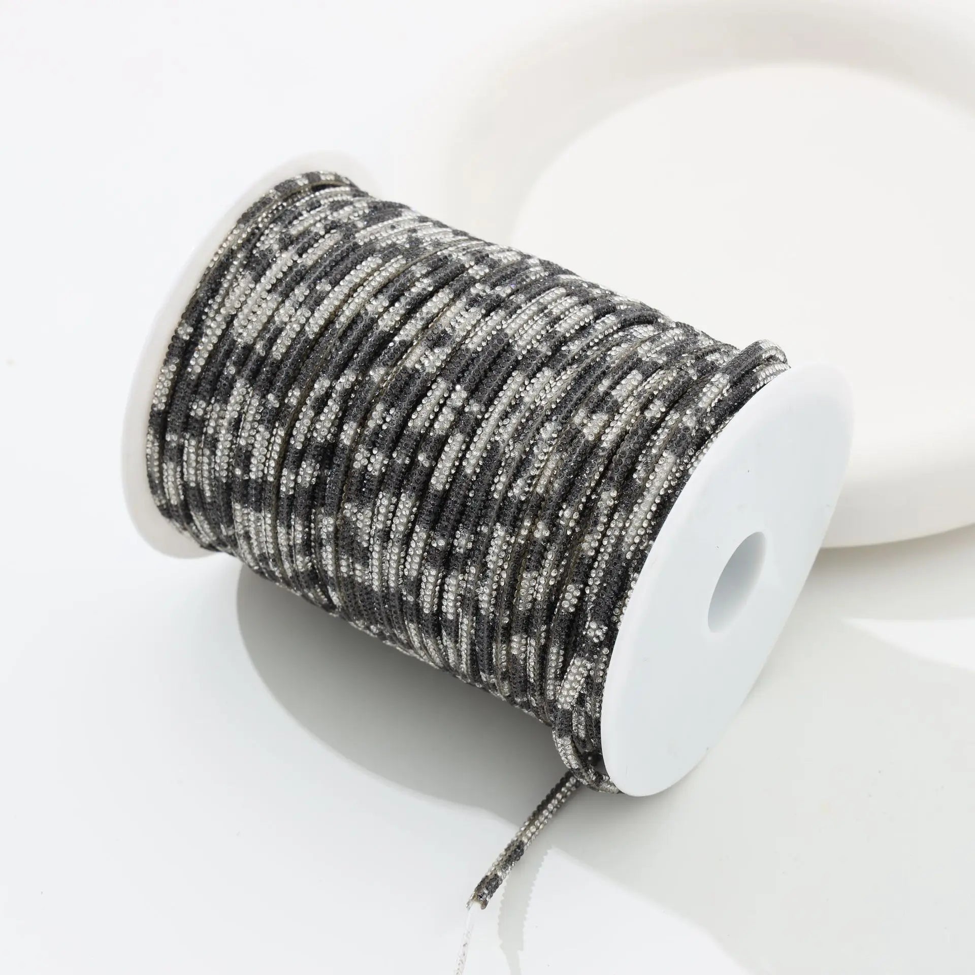 Corda in Cotone con Strass in Vetro 4 mm – 5 Metri Applicabile con Ferro o Cucitura per Abiti, Borse e Scarpe