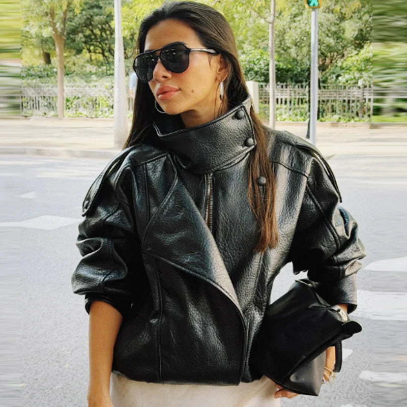 Bomber corto donna effetto pelle con zip e collo alto - foto 9 della galleria