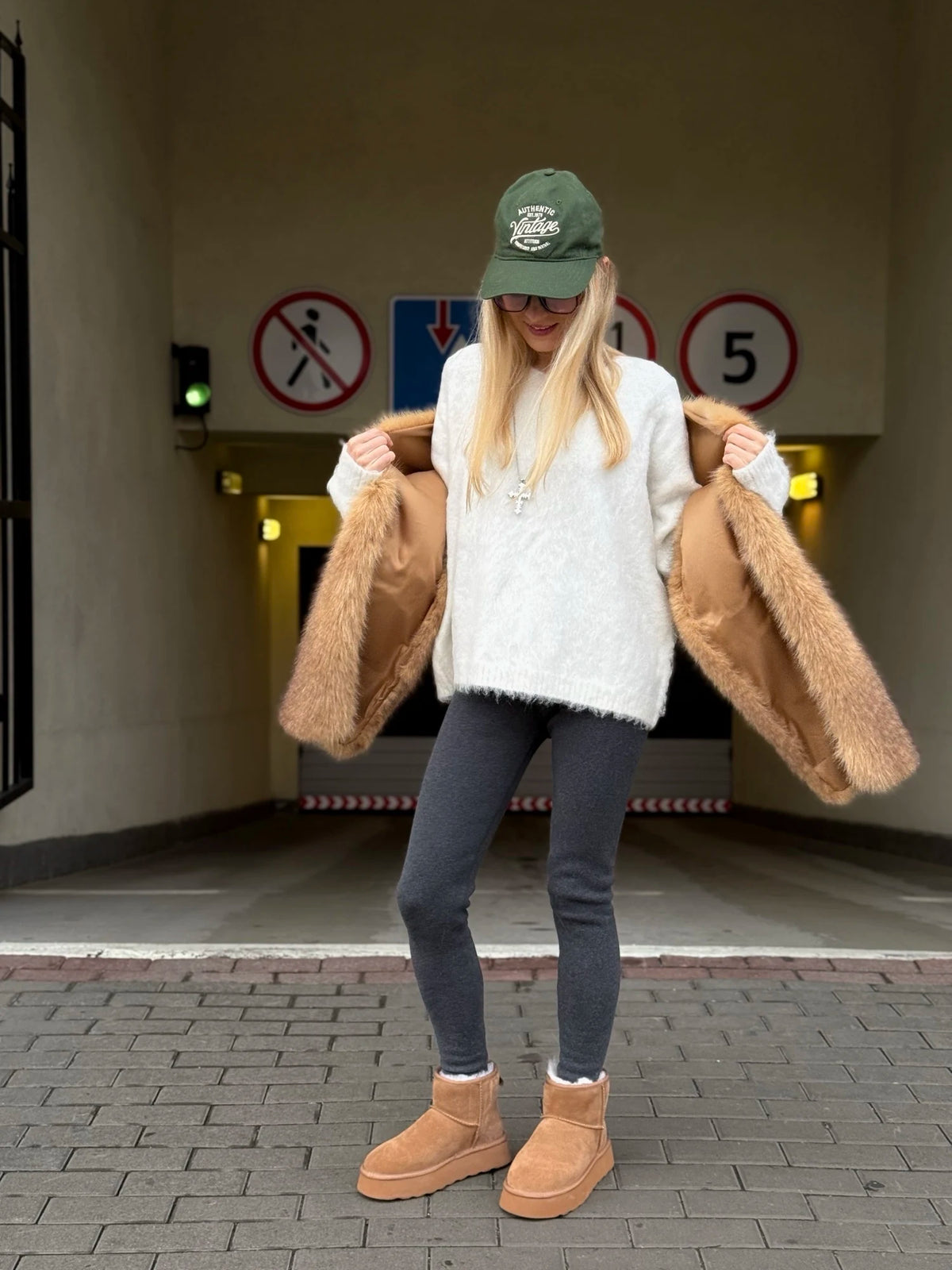 Sciarpa donna in pelliccia sintetica con tasche marrone