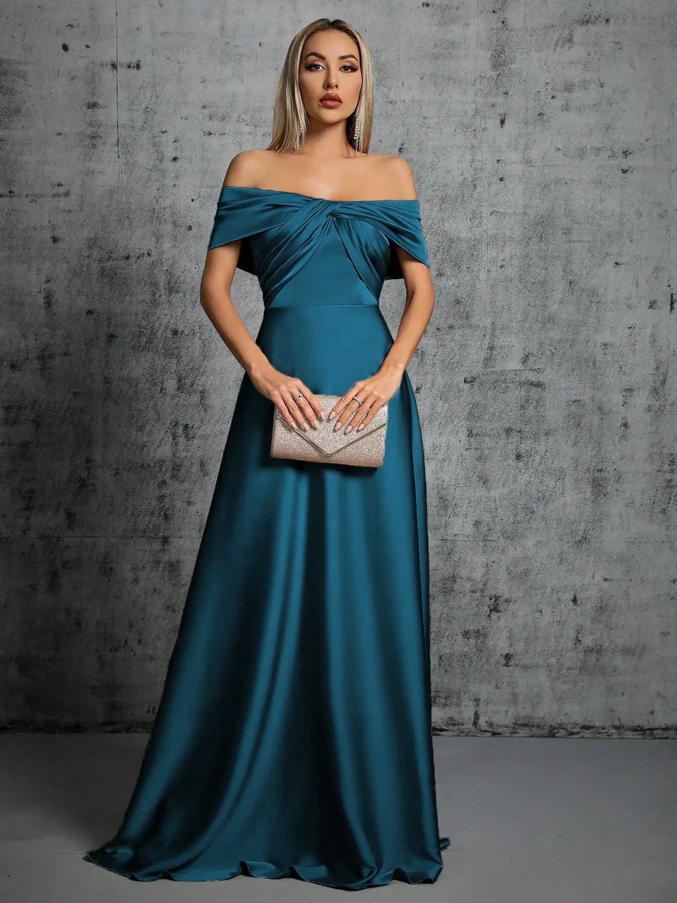 Abito Elegante Lungo in Satin con Plissé – Scollo Irregolare e Look da Cerimonia