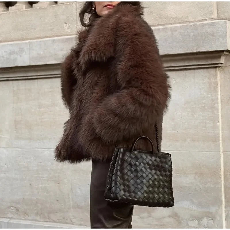 Pelliccia corta donna marrone con collo a rever