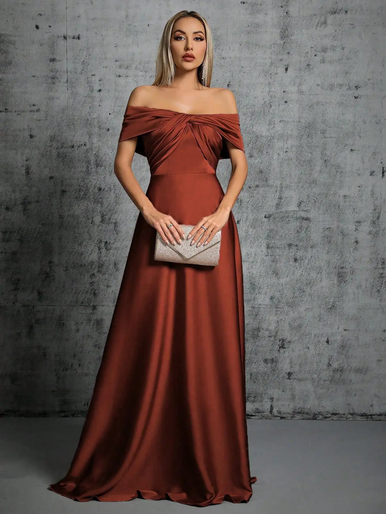 Abito Elegante Lungo in Satin con Plissé – Scollo Irregolare e Look da Cerimonia