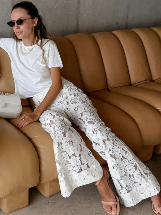 Pantaloni flare bianchi a vita alta in pizzo floreale – Estate 2025