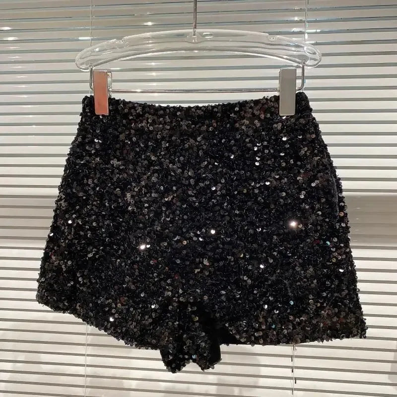 Shorts da donna “Spice Girls” con strass, zip frontale e dettagli suède – look glam estivo 2025
