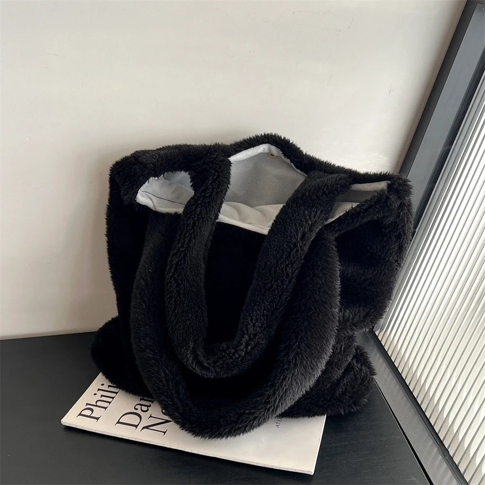 Underarm plush bag in faux fur – borsa inverno Tendenza Fuzzy Tote