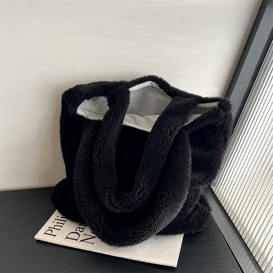 Underarm plush bag in faux fur – borsa inverno Tendenza Fuzzy Tote